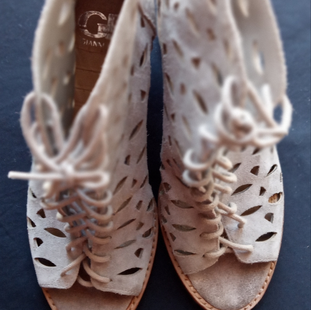 Shoes - Picture 5 of 8